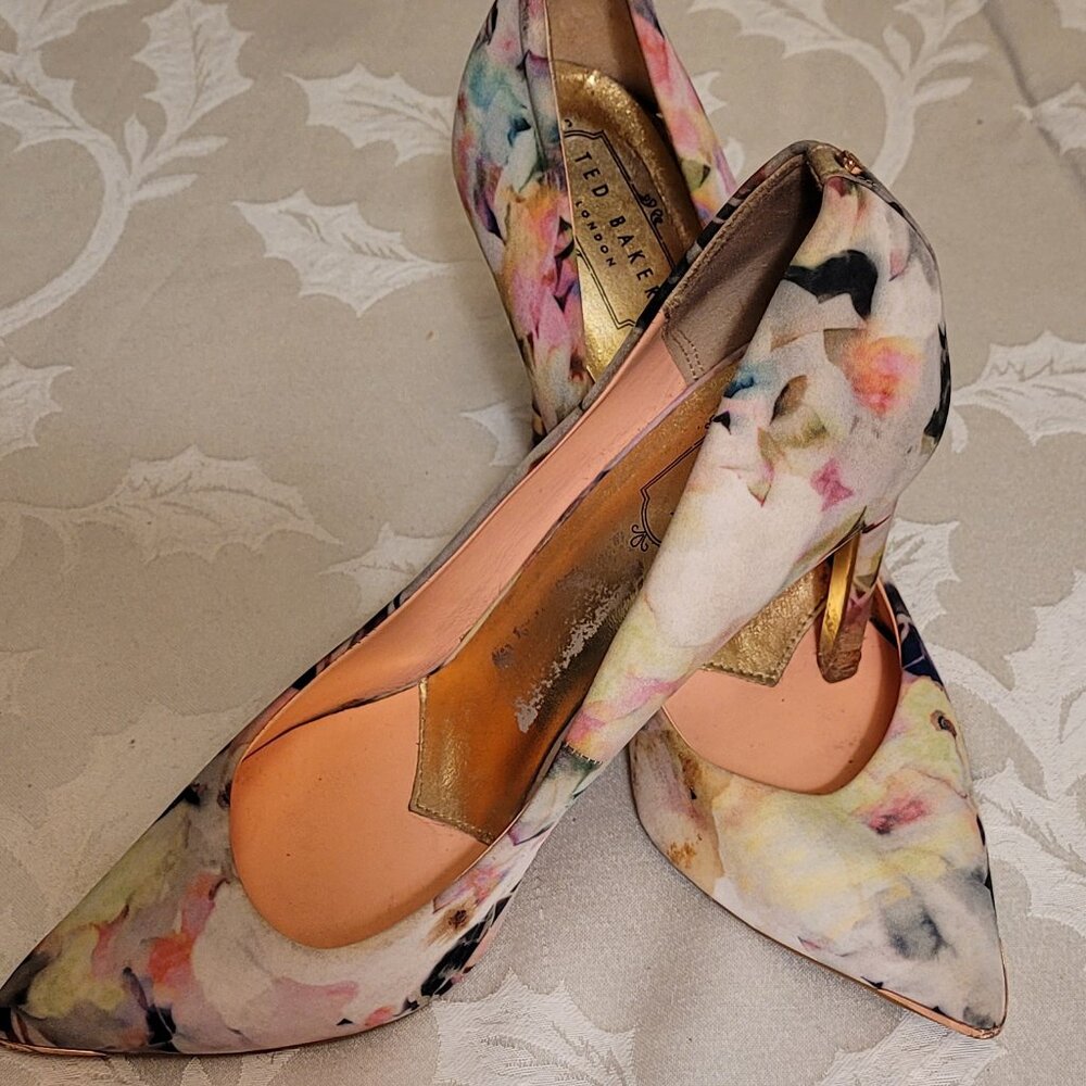 Ted Baker Floral Pumps Sz 40  NEW CONDITION!